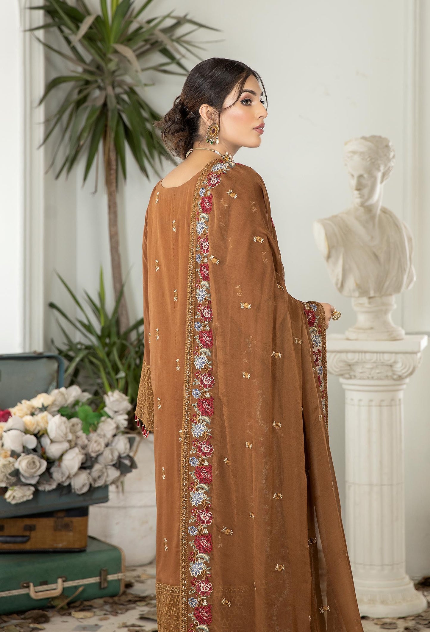 Mule Fawn - Embroidered Unstitched Lawn